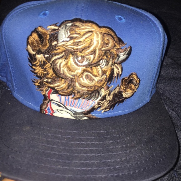 A hat - Picture 1 of 3